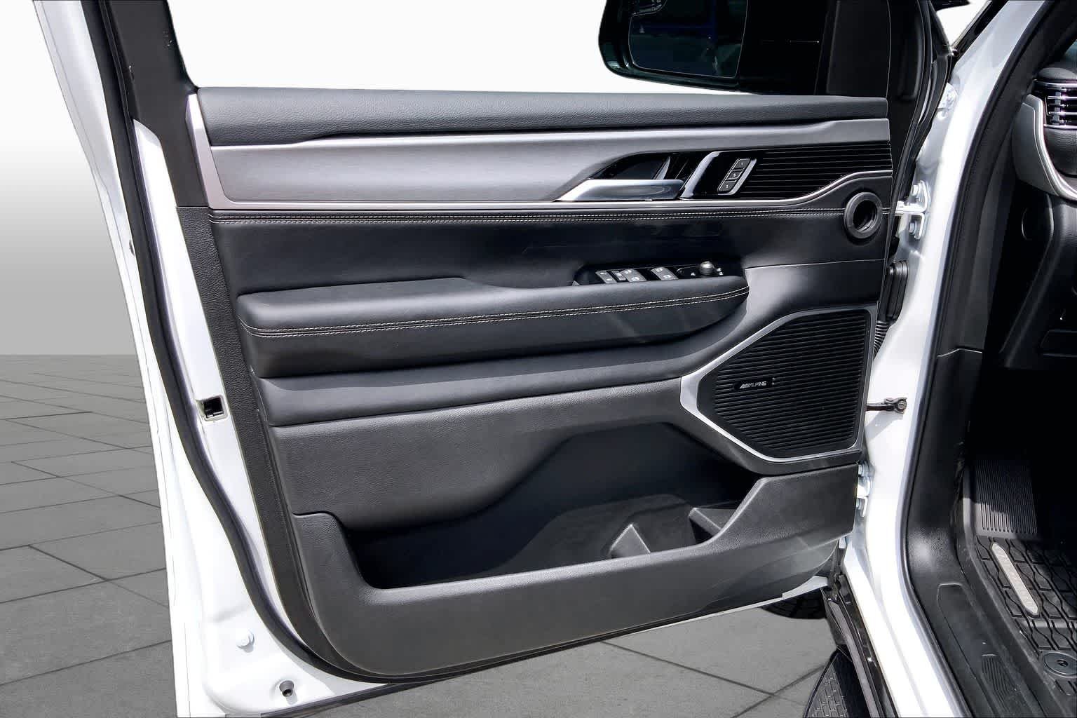New 2026 Bright White Clear-Coat Exterior Paint Jeep Upland image 8
