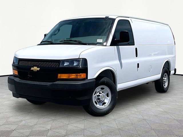 New 2026 Summit White Chevrolet WT image 3
