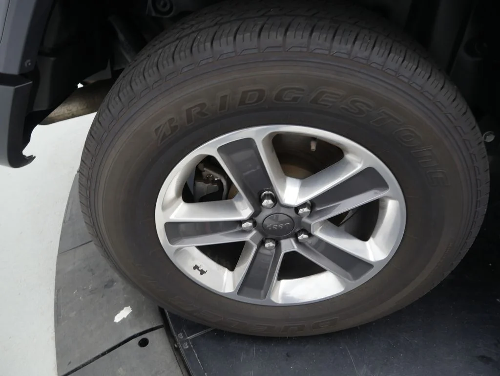 Used 2018 Crystal Metallic Jeep Unlimited Sahara image 13