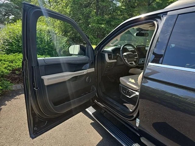 Used 2022  Ford Limited image 21