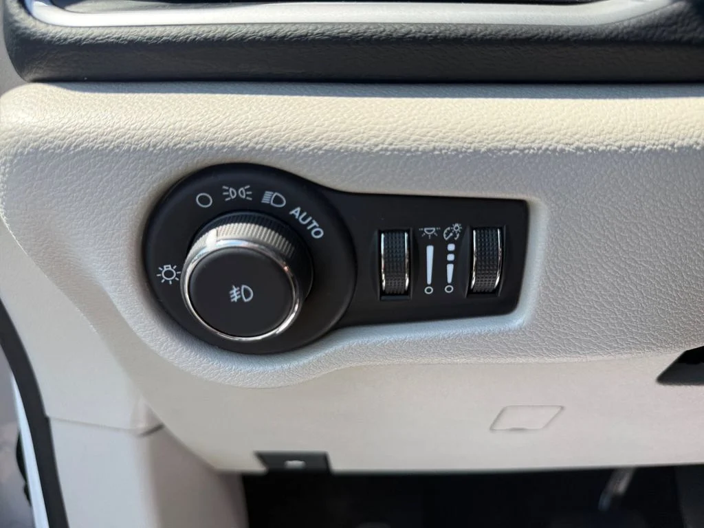 Used 2024 White Chrysler Touring L image 35