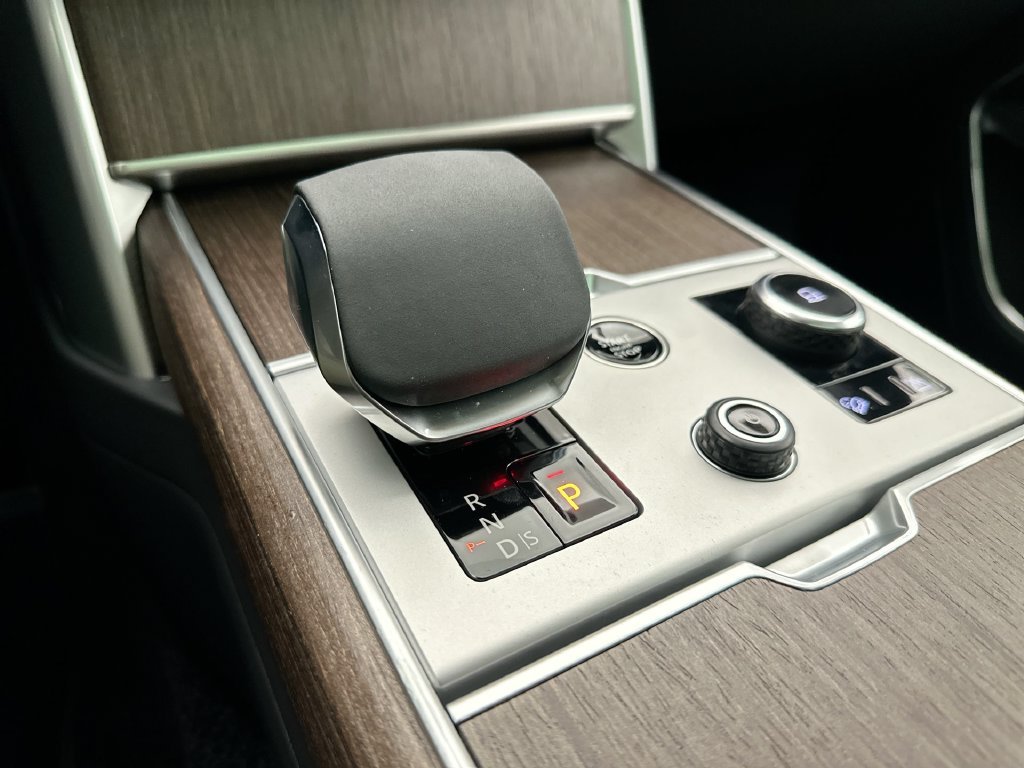 New 2027 Eiger Grey Land Rover SE image 12