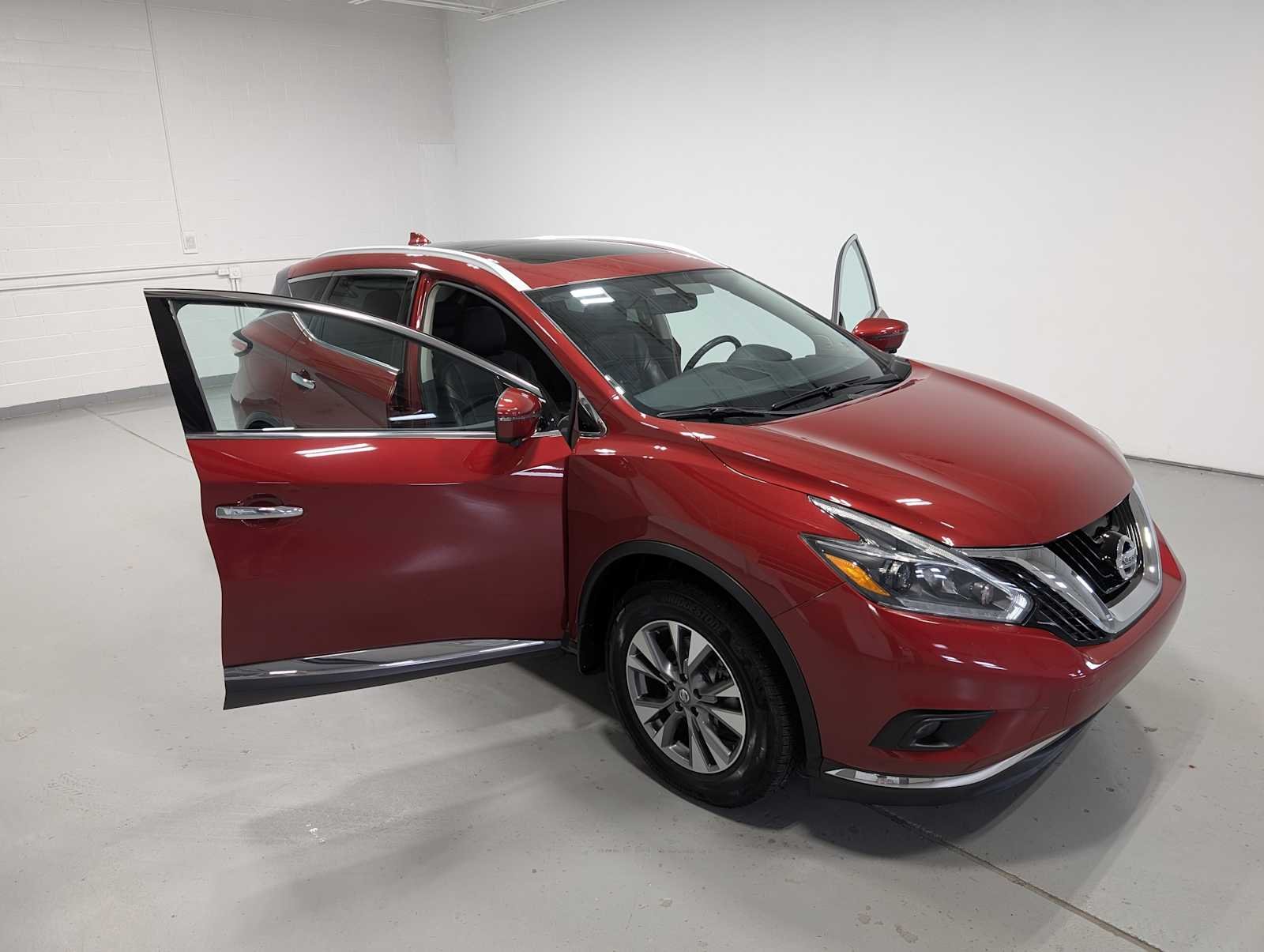 Used 2018 CAYENNE RED Nissan SL image 16