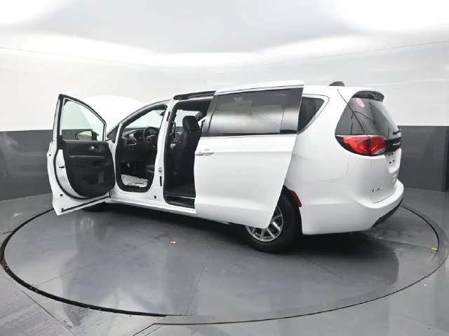 New 2027 Bright White Clear-Coat Paint Chrysler LX image 30