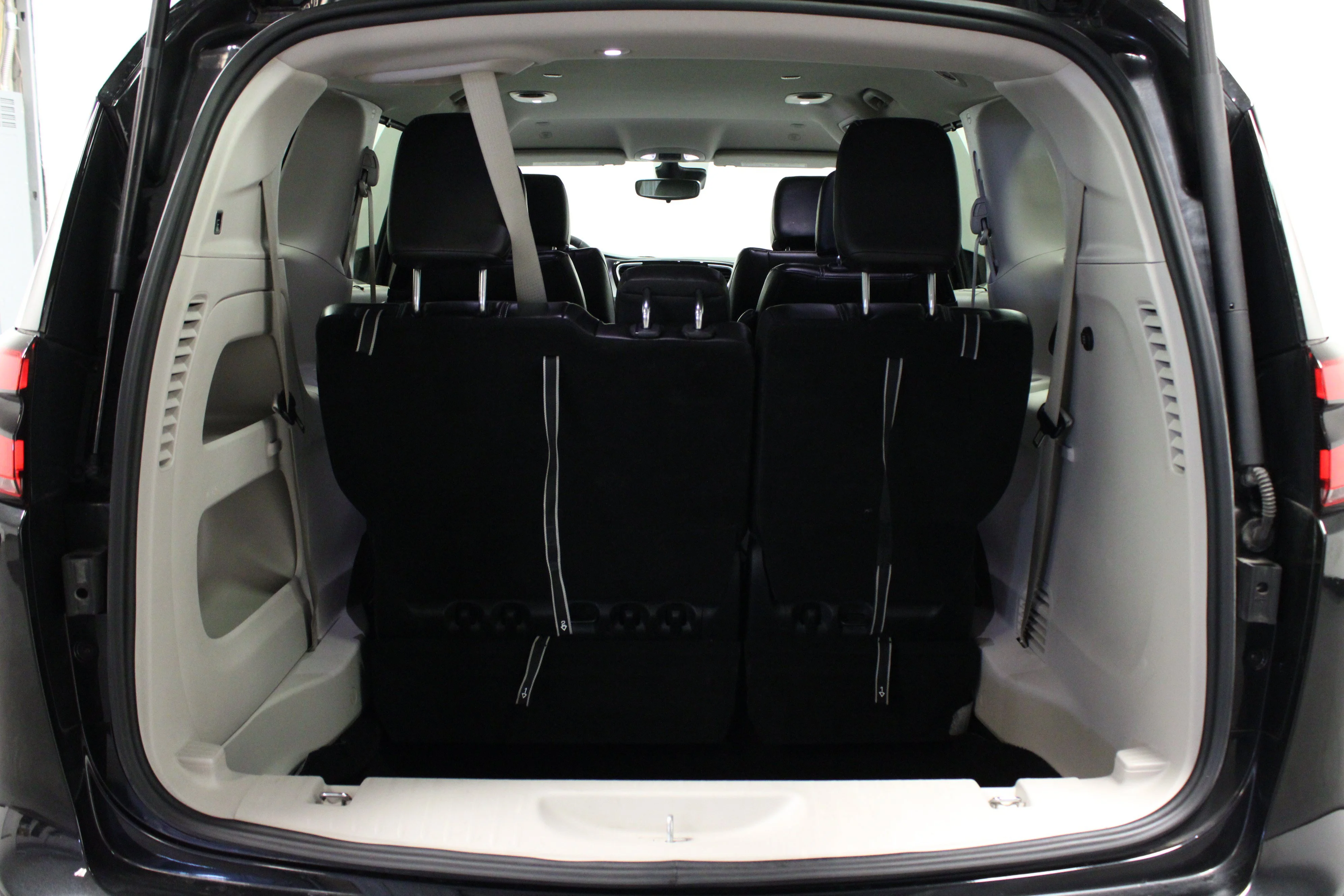 Used 2023 Brilliant Black Crystal Pearlcoat Chrysler Touring L image 15