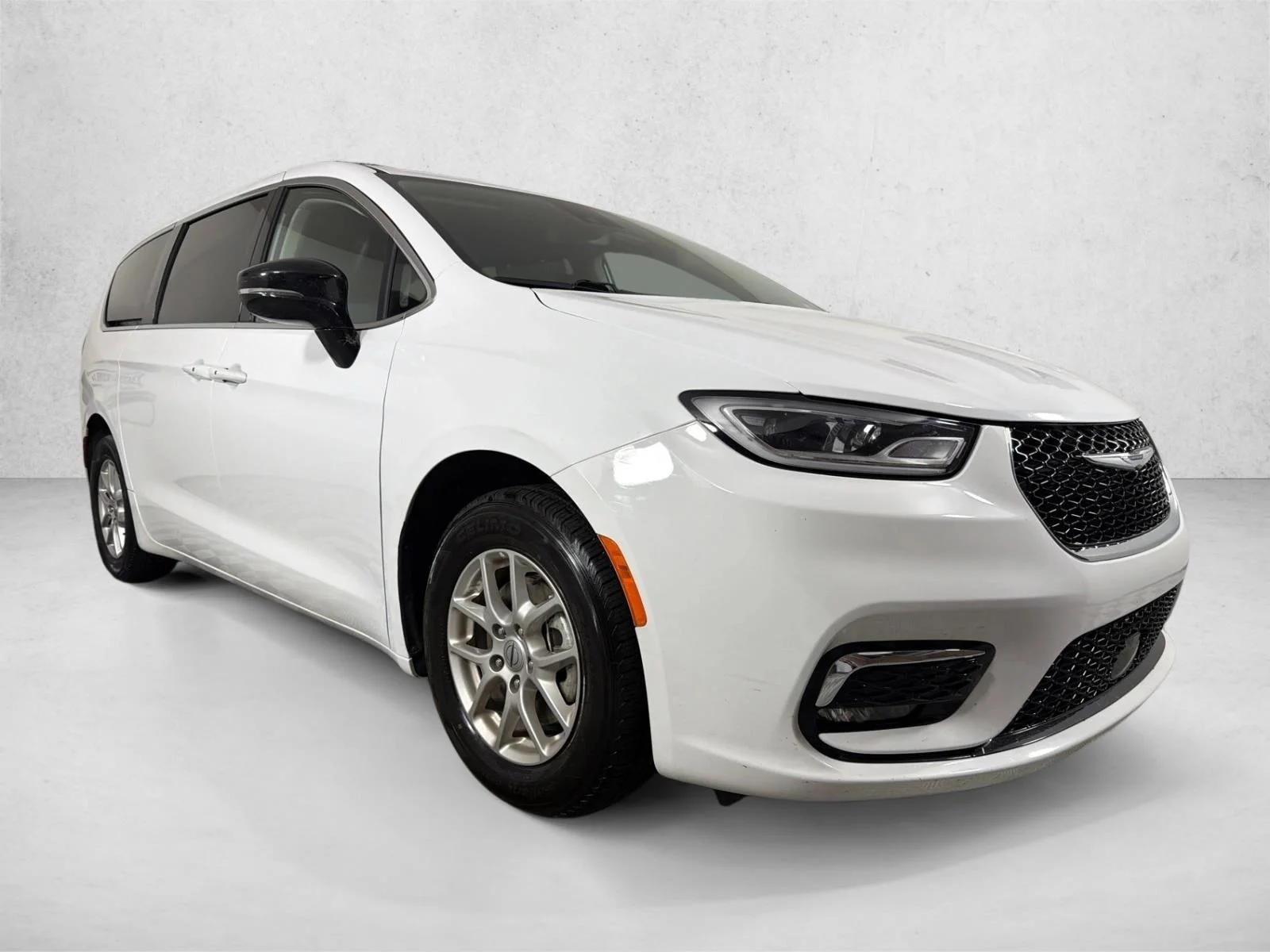 Used 2024 White Chrysler Touring L image 1