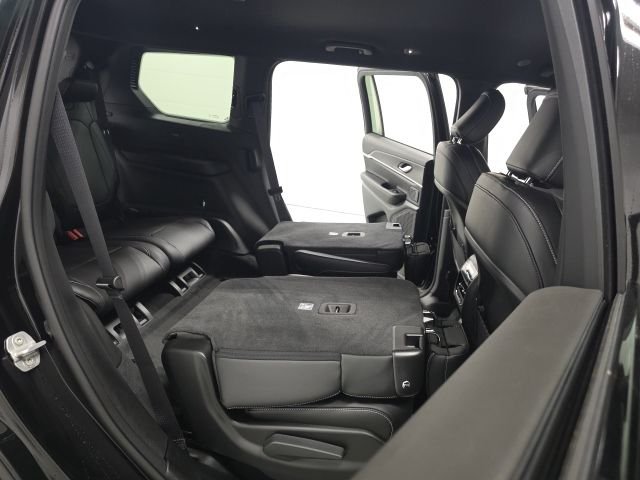 New 2026 Diamond Black Crystal Pearl-Coat Exterior Paint Jeep Limited image 24