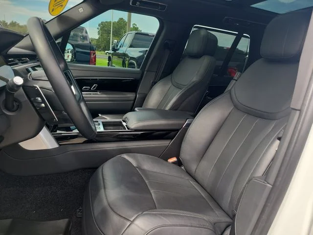 Used 2023  Land Rover SE image 19