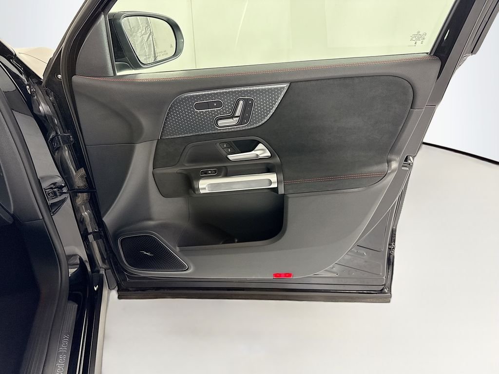 Used 2025 Night Black Mercedes-Benz GLB 250 image 25