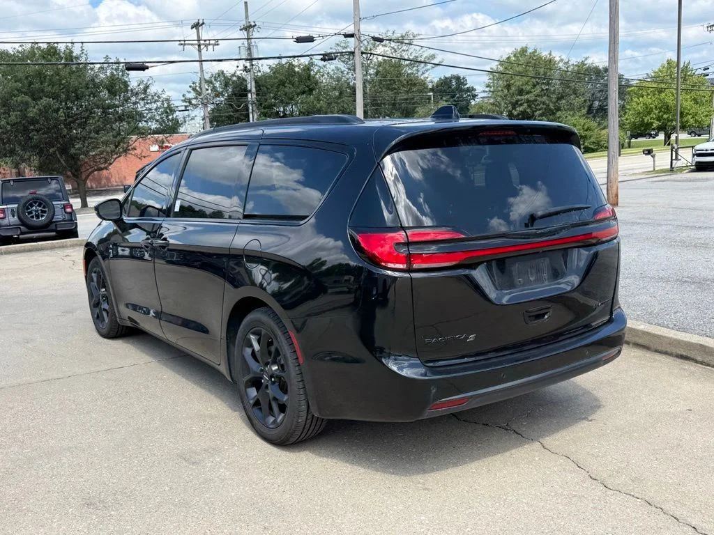 Used 2025 Black Chrysler Limited image 8