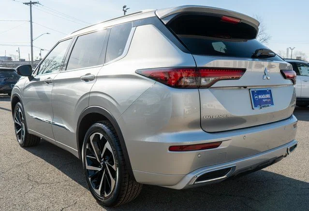 Used 2022 Gray Mitsubishi SEL image 8