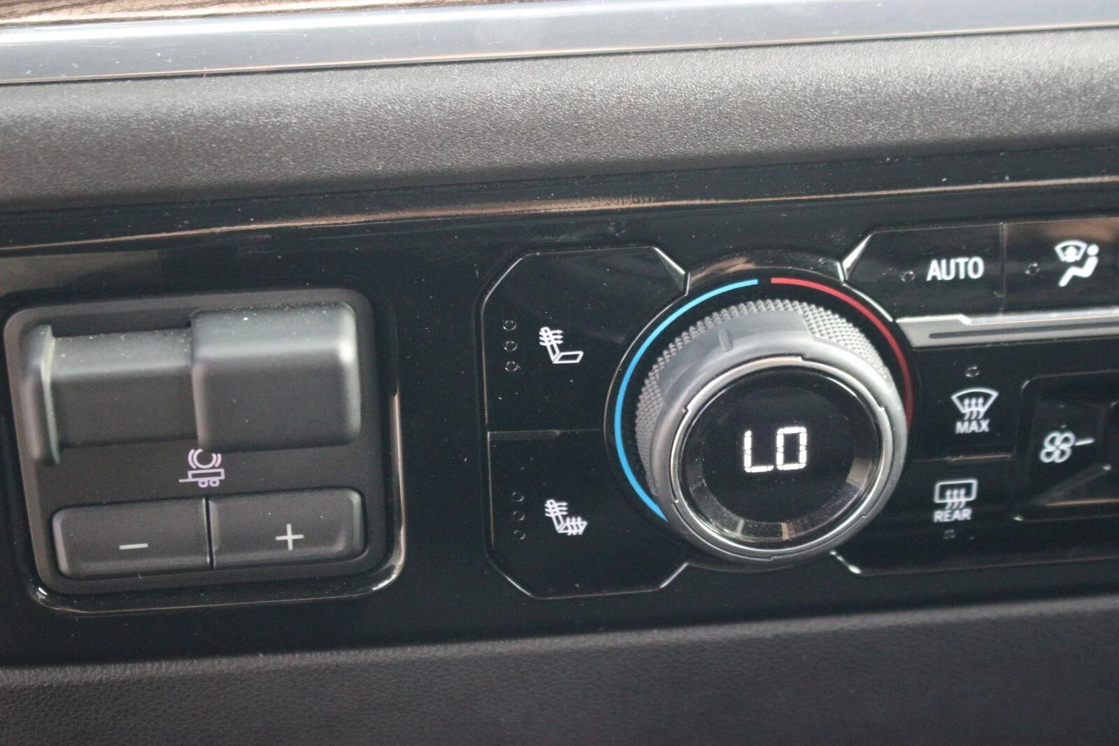 Used 2025 Summit White Chevrolet LT image 29