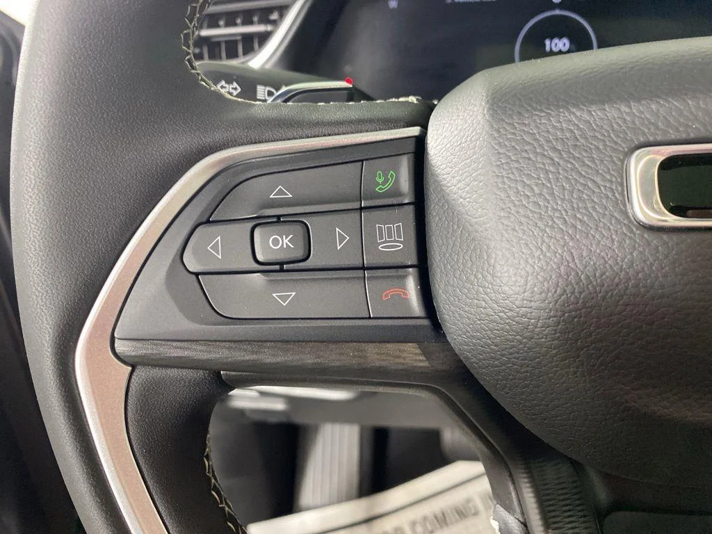 Used 2025 Diamond Black Crystal Pearlcoa Jeep Laredo X image 17
