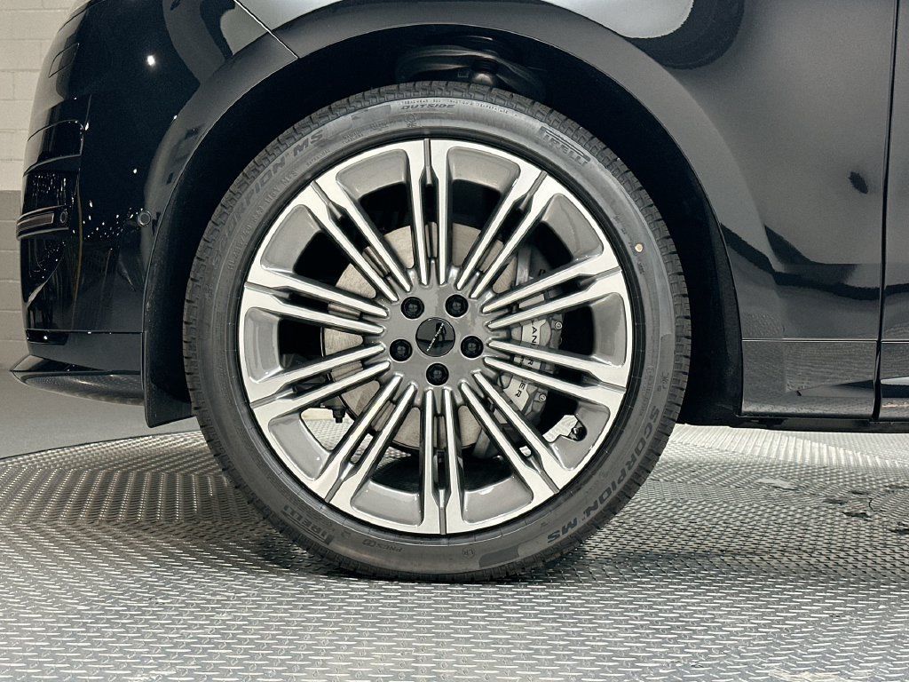 New 2027 Santorini Black Metallic Land Rover Dynamic SE image 5