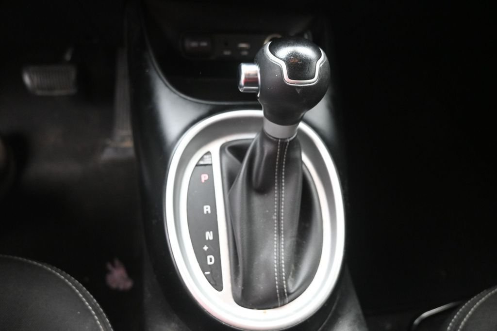 Used 2018 Green Kia Plus image 27