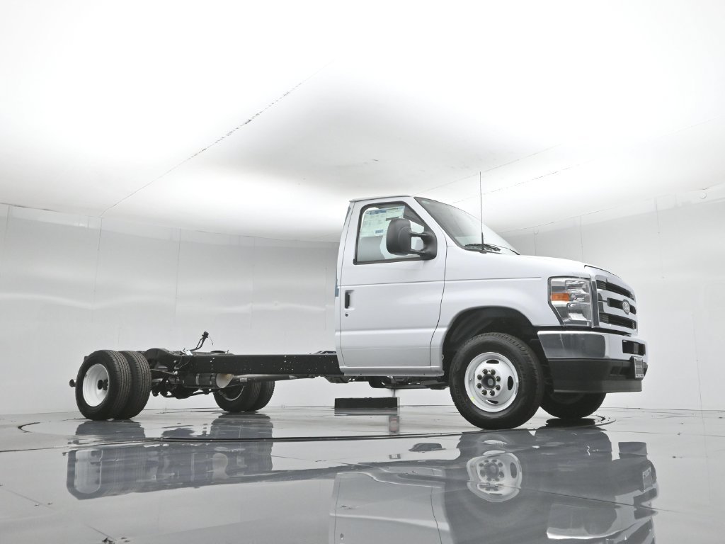 New 2027 White Ford Base image 3