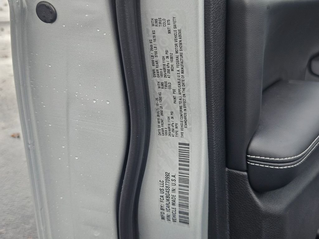 New 2025 Silver Zynith Exterior Paint Jeep Limited image 43
