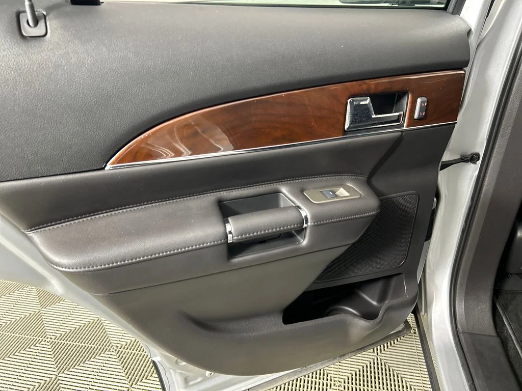 Used 2014 Silver Lincoln Base image 16