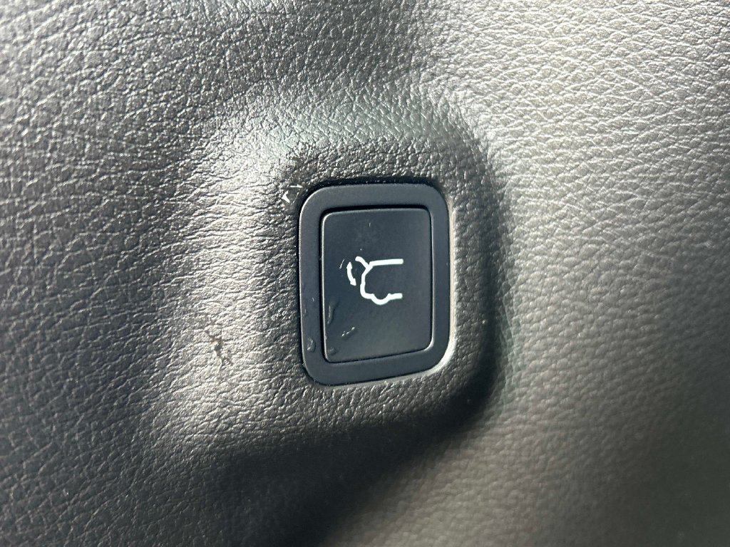 Used 2023 Gray Jeep Latitude Lux image 13
