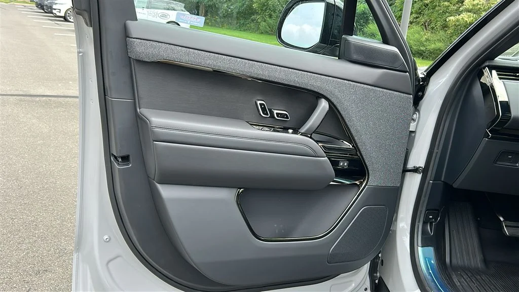 New 2027 Borasco Grey LAND ROVER Dynamic SE image 11