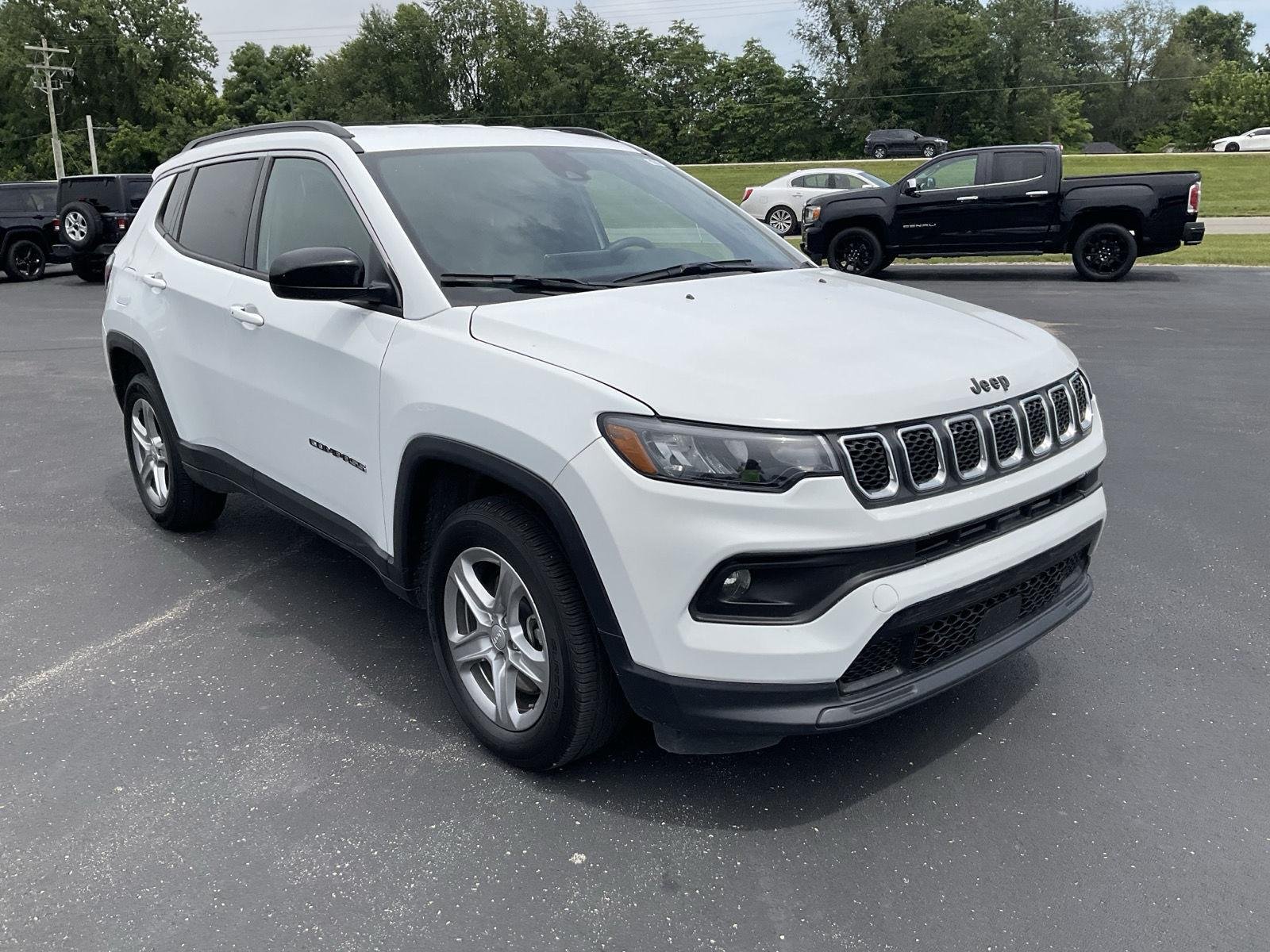 Used 2024 WHITE JEEP LATITUDE 4X4 image 3