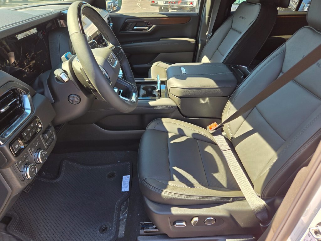 2026 GMC Yukon Denali - Photo 6