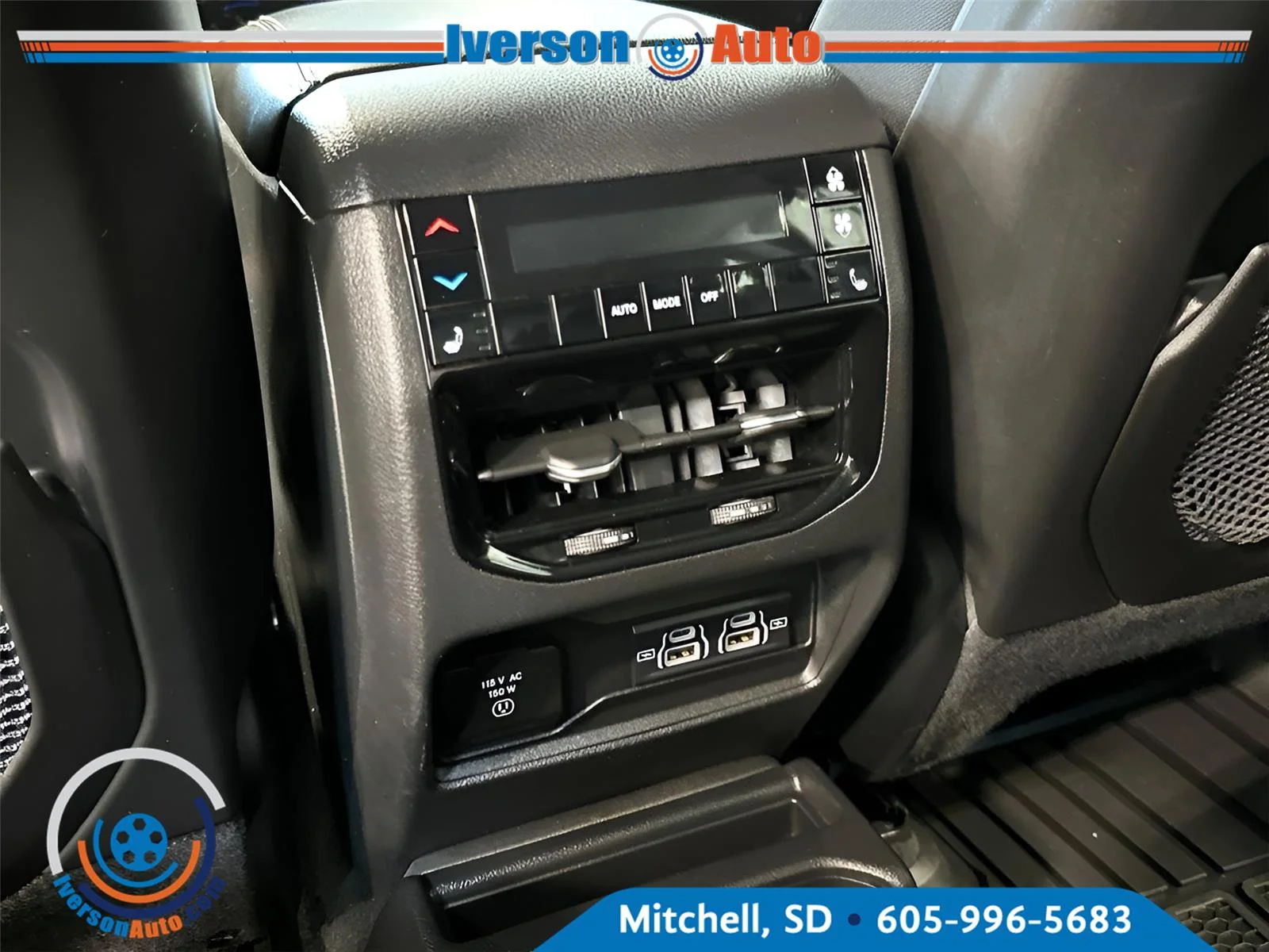 Used 2023 Diamond Black Crystal Pearlcoat Jeep Limited image 31