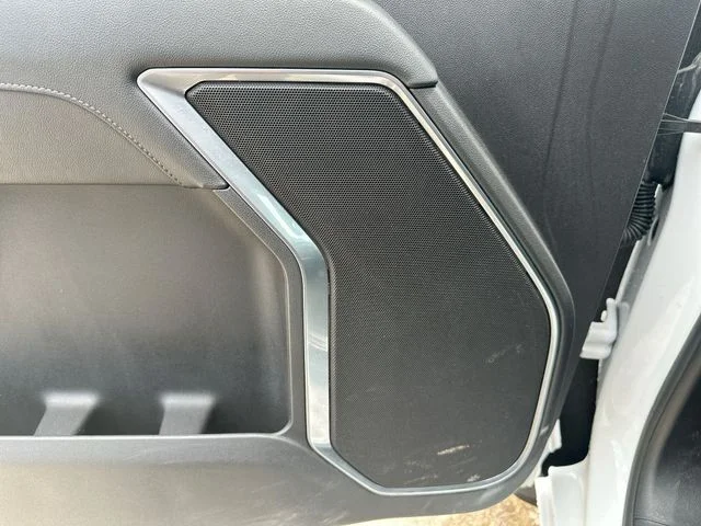 Used 2025 White Chevrolet LT image 27