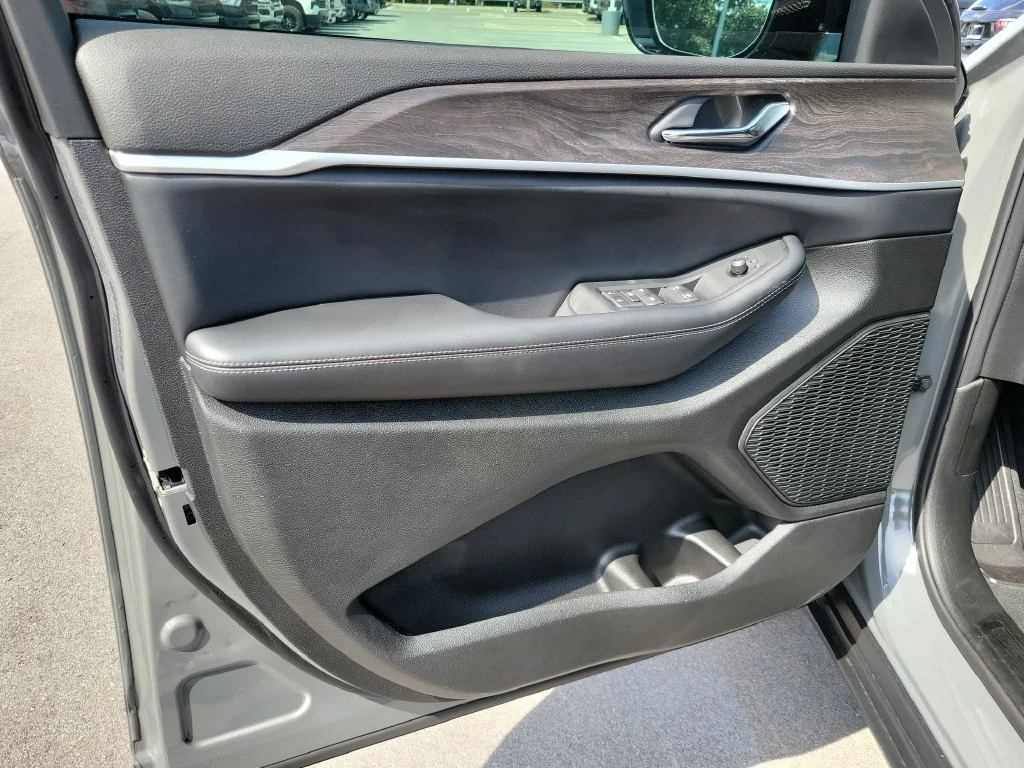 New 2027 Gray Jeep Laredo Altitude image 11