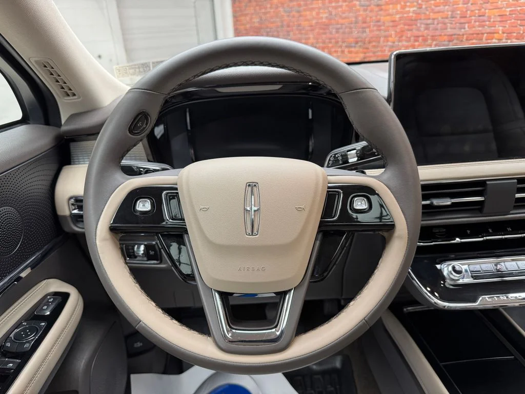 Used 2023 Pearl Metallic Lincoln Standard image 13