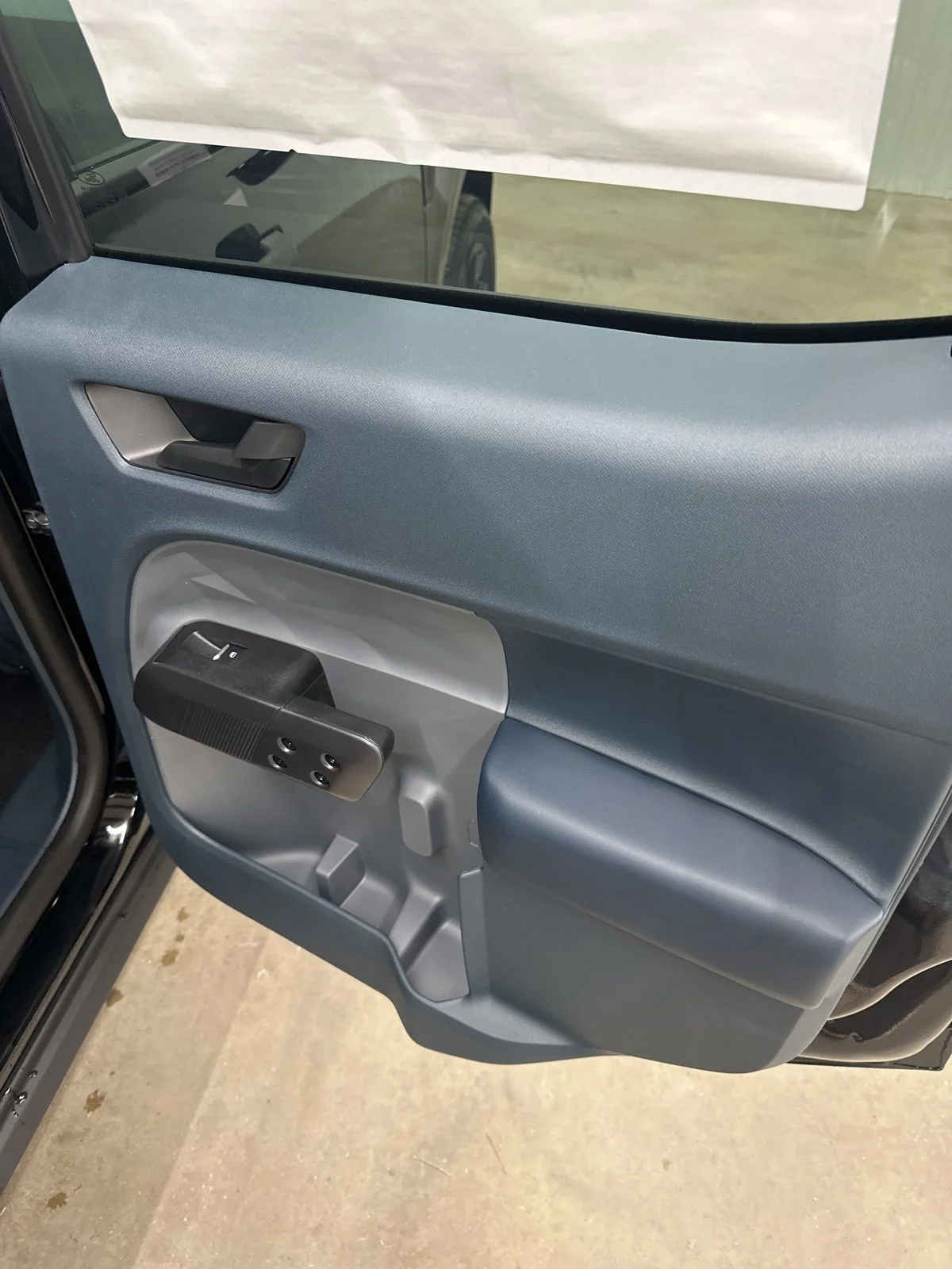 New 2025 Shadow Black Ford XLT image 23