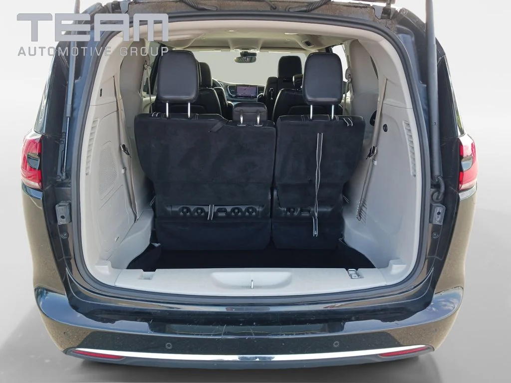 Used 2022 Black Chrysler Touring L image 13