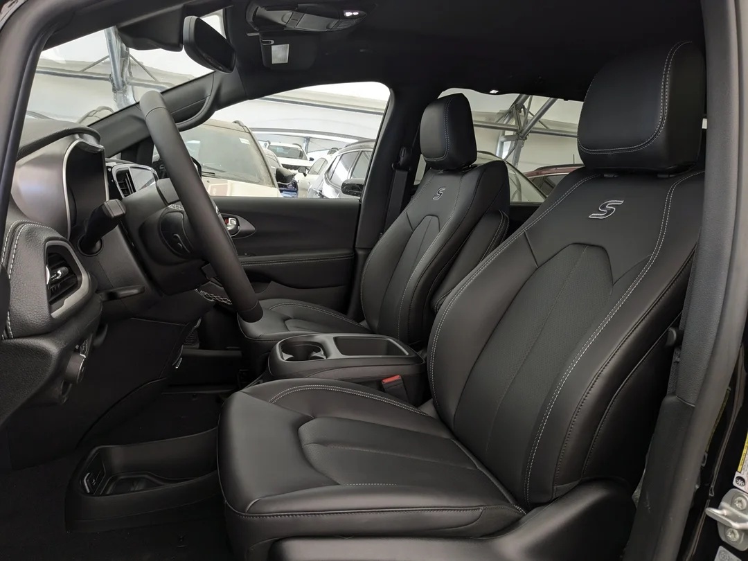 New 2026 Black Chrysler Select - - AWD - Full Sunroof - S Appearance - 360 Camera - Remote Start & More! image 15
