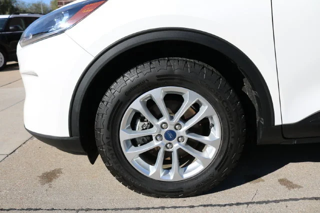 Used 2022 White Metallic Ford SE image 51