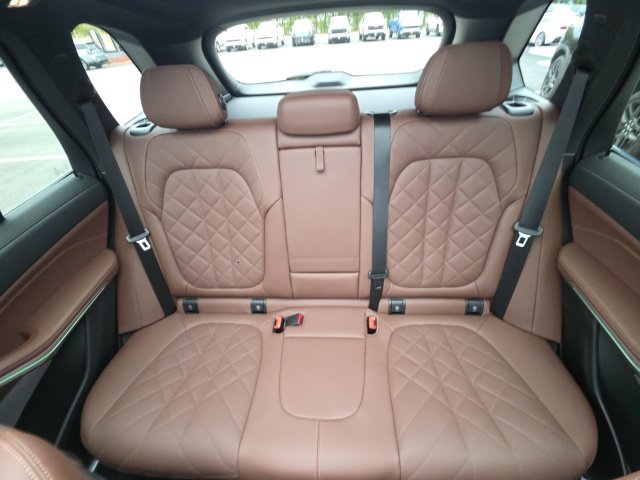 Used 2025 Gray BMW xDrive40i image 35