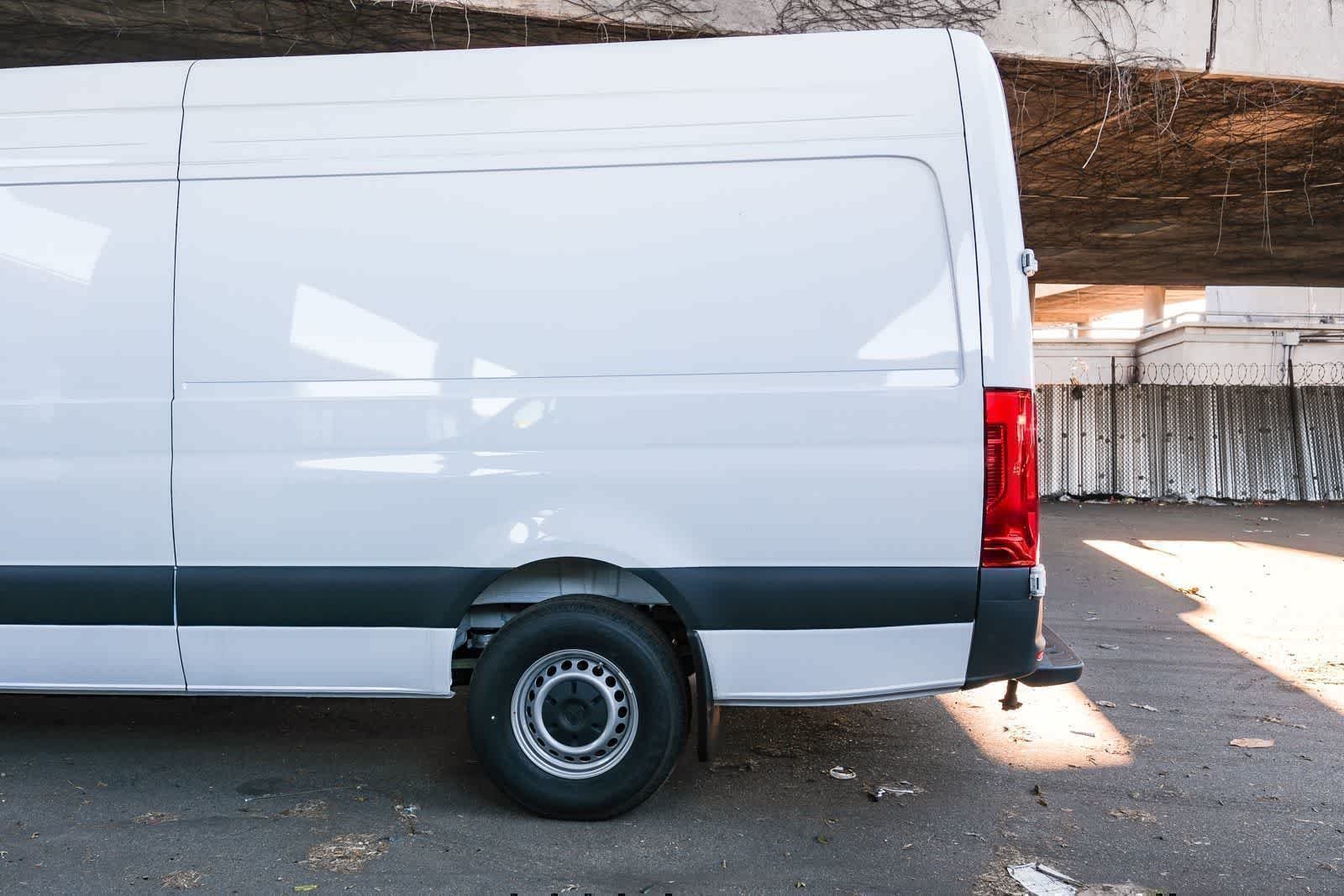New 2025 Arctic+White Mercedes-Benz Cargo 170WB High Roof 113kw Battery RWD SO Motor image 8