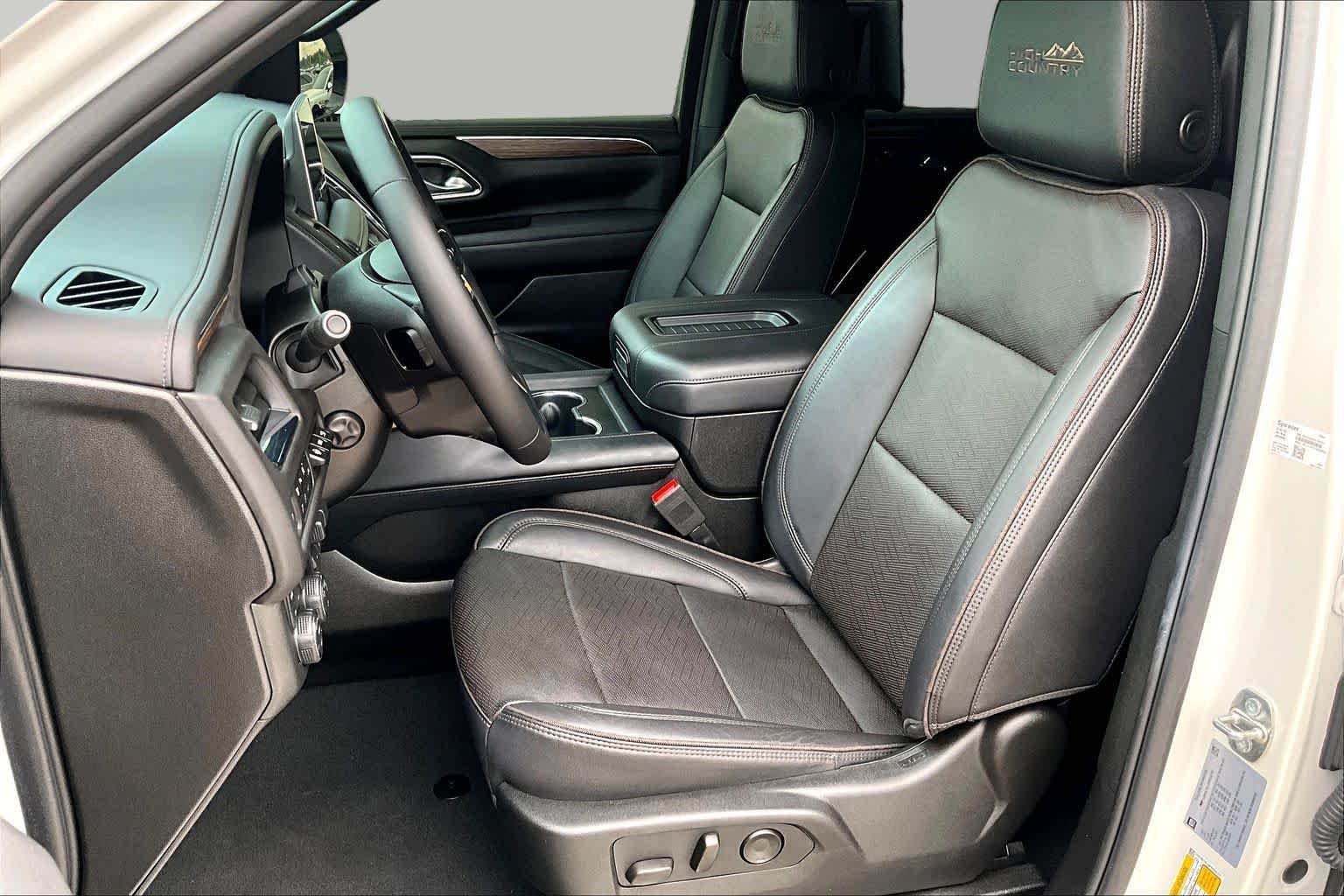 Used 2023 Iridescent Pearl Tricoat Chevrolet High Country image 7