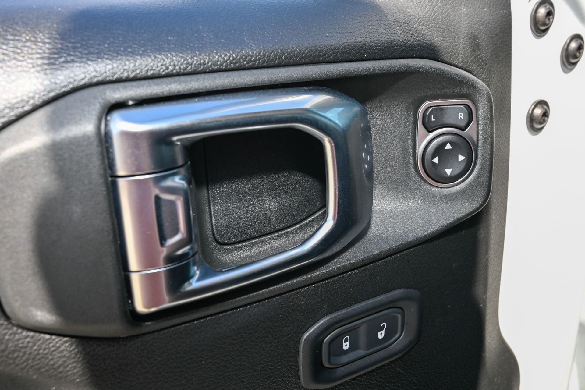 Used 2023 White/off-white Jeep Sport S image 25