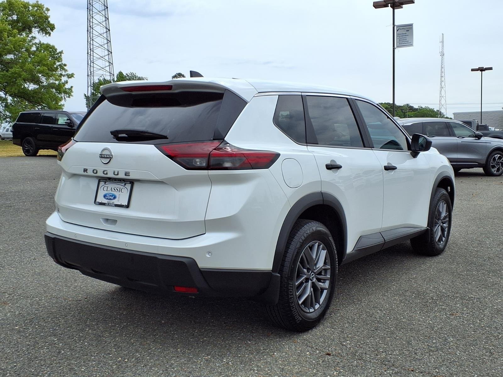 Used 2024 Everest White Pearl Nissan S image 2