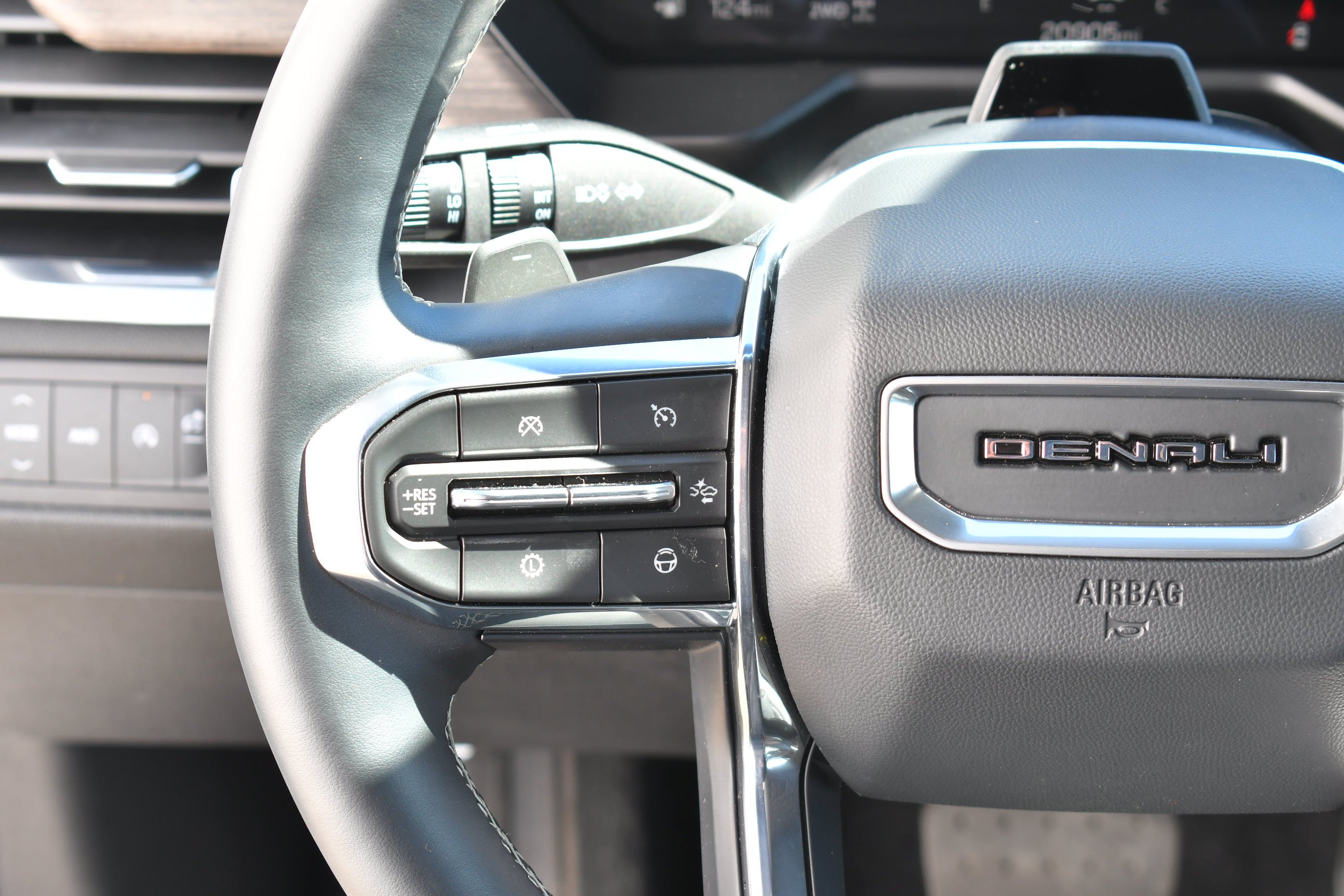2025 GMC Acadia Denali - Photo 17
