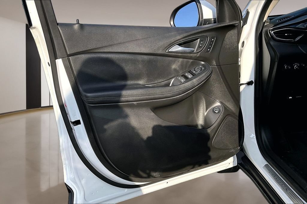 Used 2021 SUMMIT WHITE Buick Essence image 18