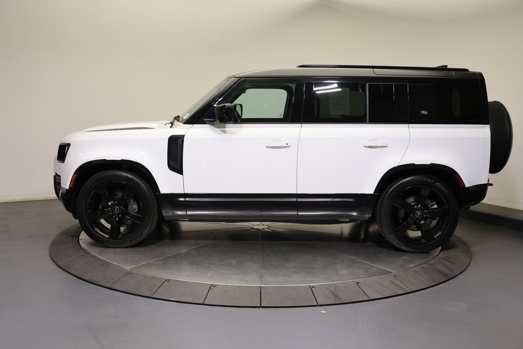 Used 2023 Fuji White Land Rover X-Dynamic SE image 2