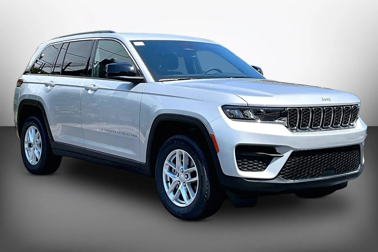 New 2026 Silver Zynith Jeep Laredo image 2