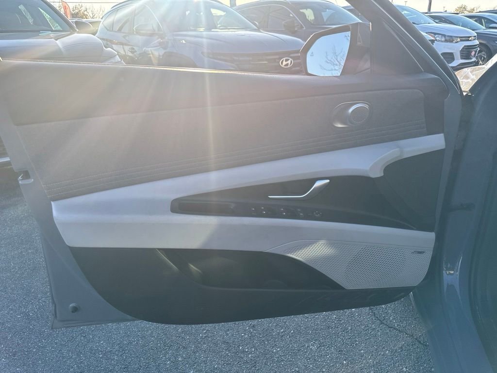 2021 Hyundai Elantra Limited - Photo 12