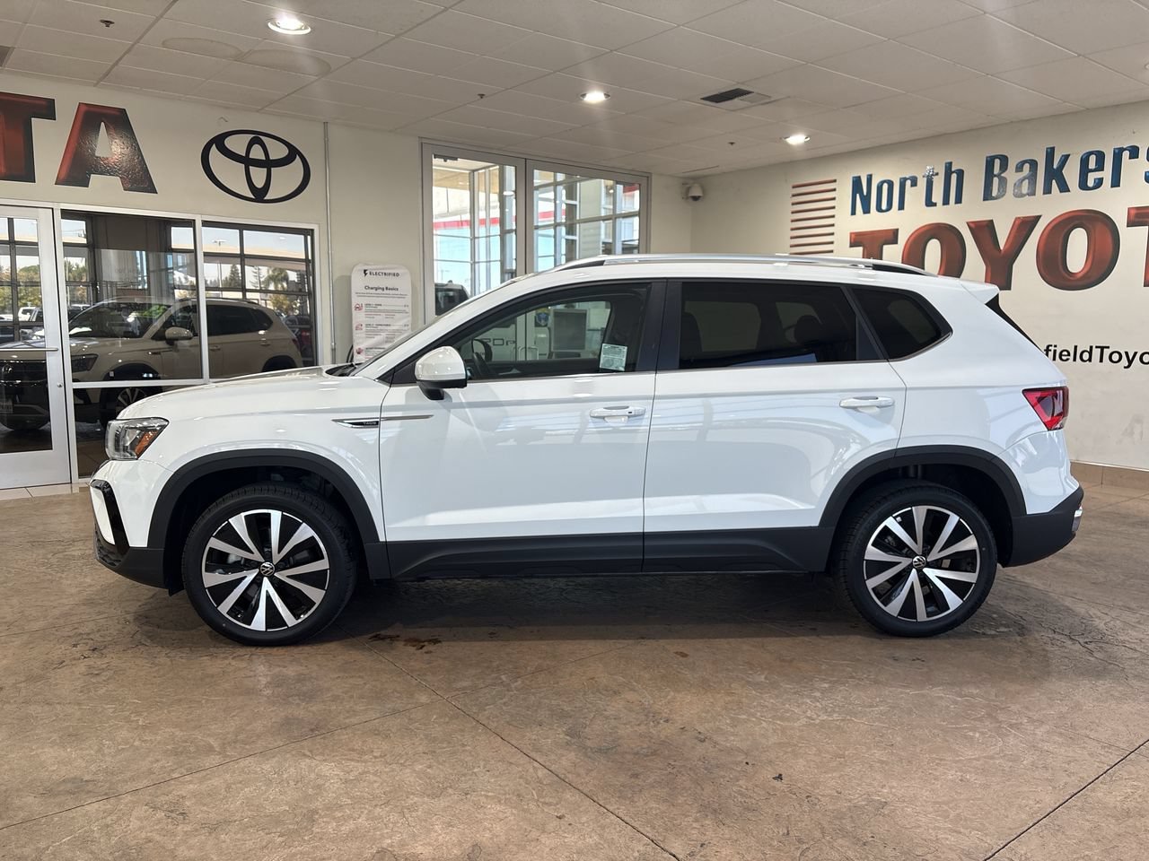 Used 2024 Pure White Volkswagen SE image 7