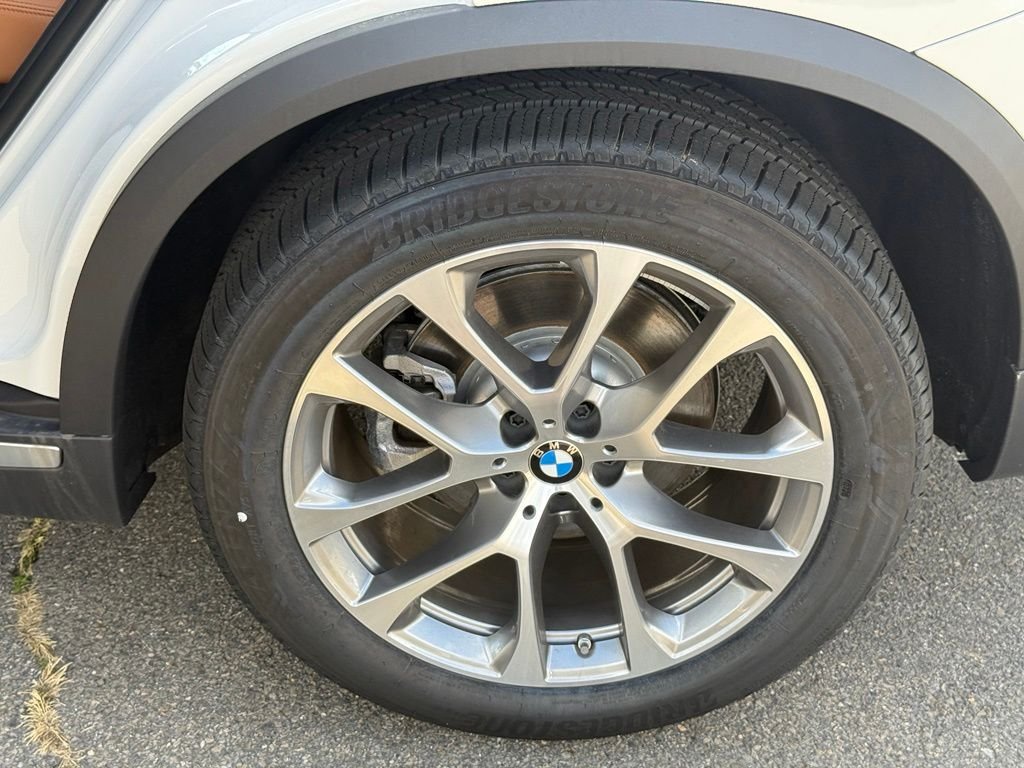 New 2026 Mineral White Metallic BMW xDrive40i image 9