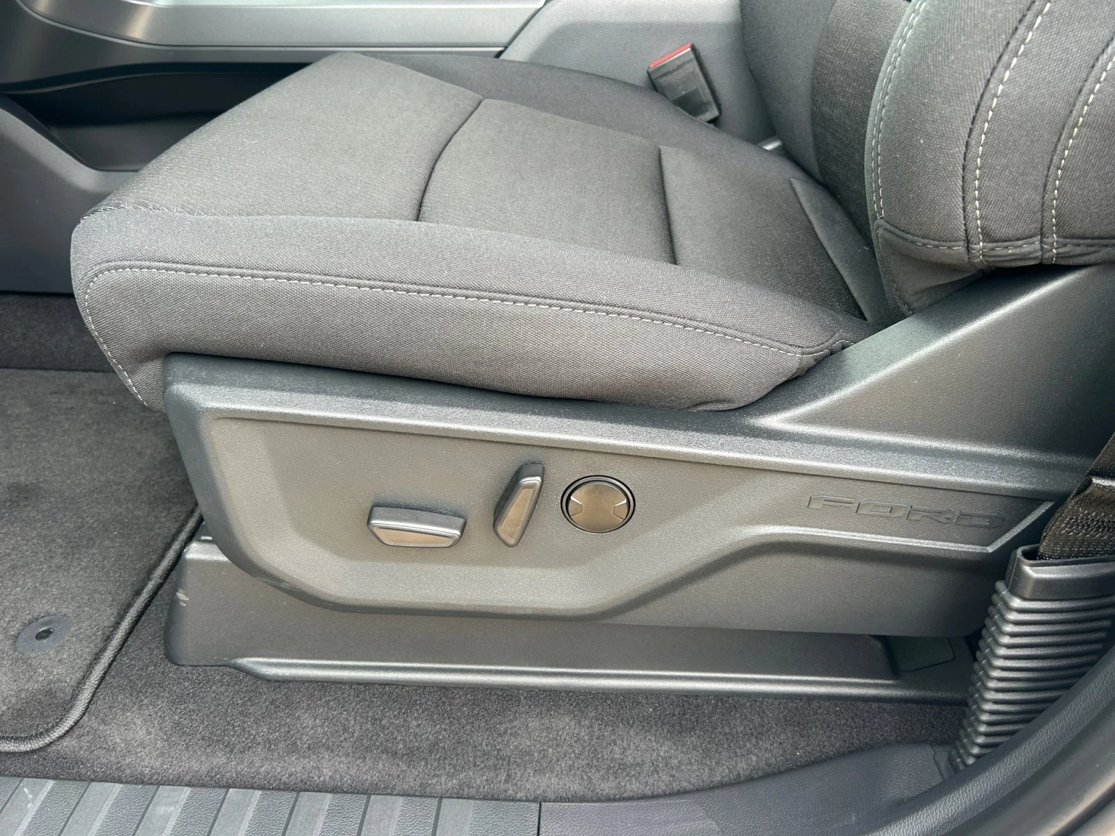 New 2026 Oxford White Ford XLT image 15