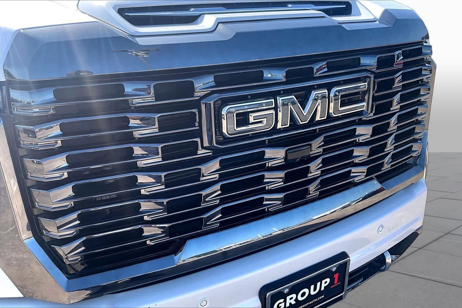 Used 2024 White Frost Tricoat GMC Denali Ultimate image 30
