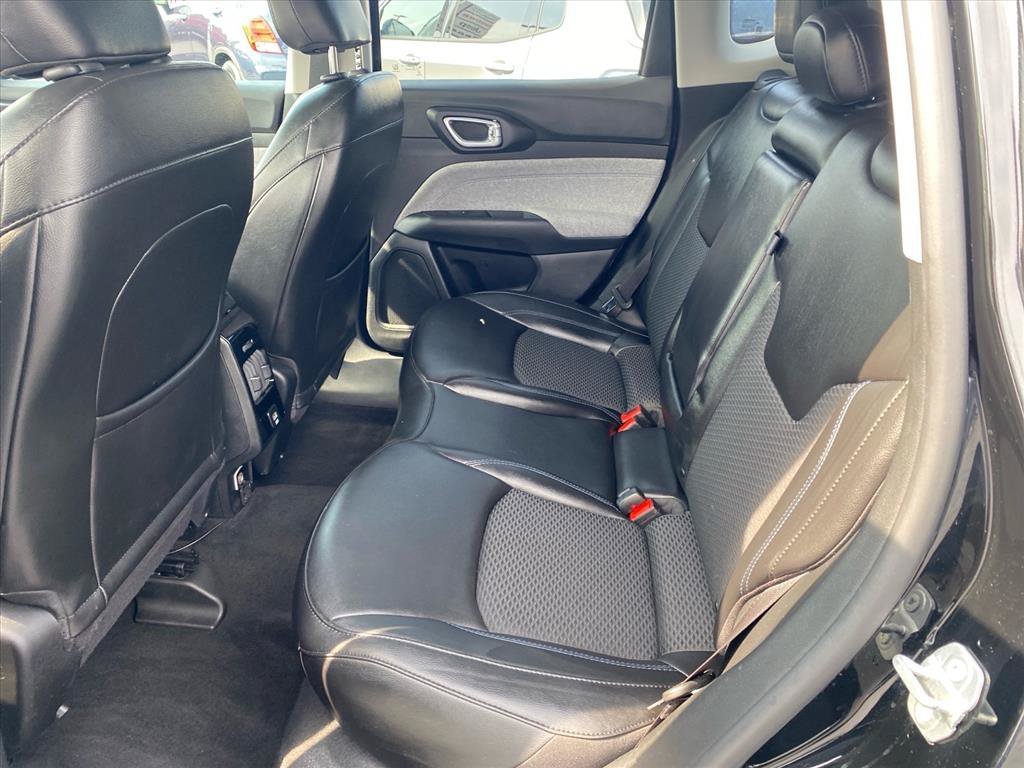 Used 2022 Diamond Black Crystal Pearlcoat Jeep Latitude image 23
