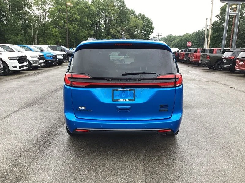 New 2027 Hydro Blue Pearl-Coat Exterior Paint Chrysler Select image 6